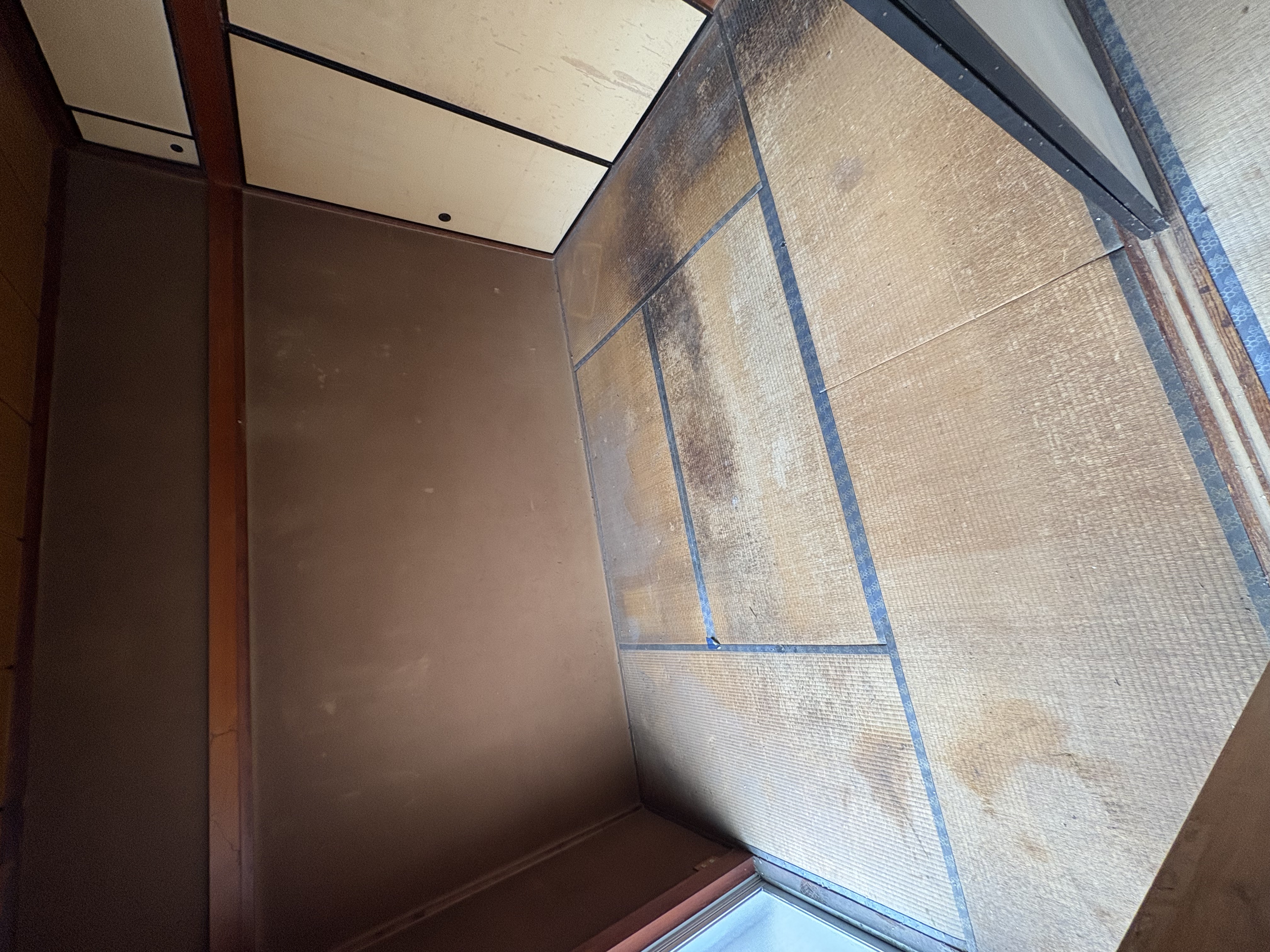 不用品が散らかった部屋の状況